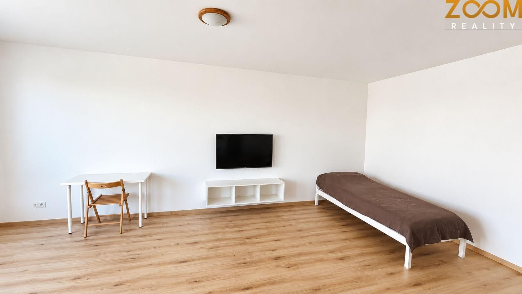 Pronájem světlého bytu 1+kk s prostornou lodžií, PrahaLetňany 4