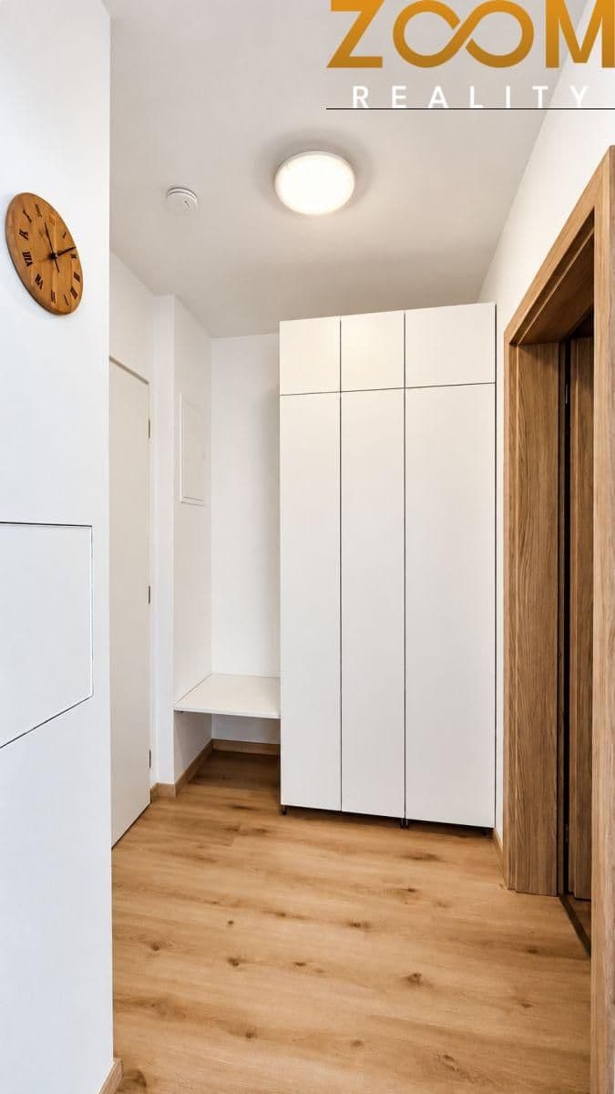 Pronájem světlého bytu 1+kk s prostornou lodžií, PrahaLetňany 8