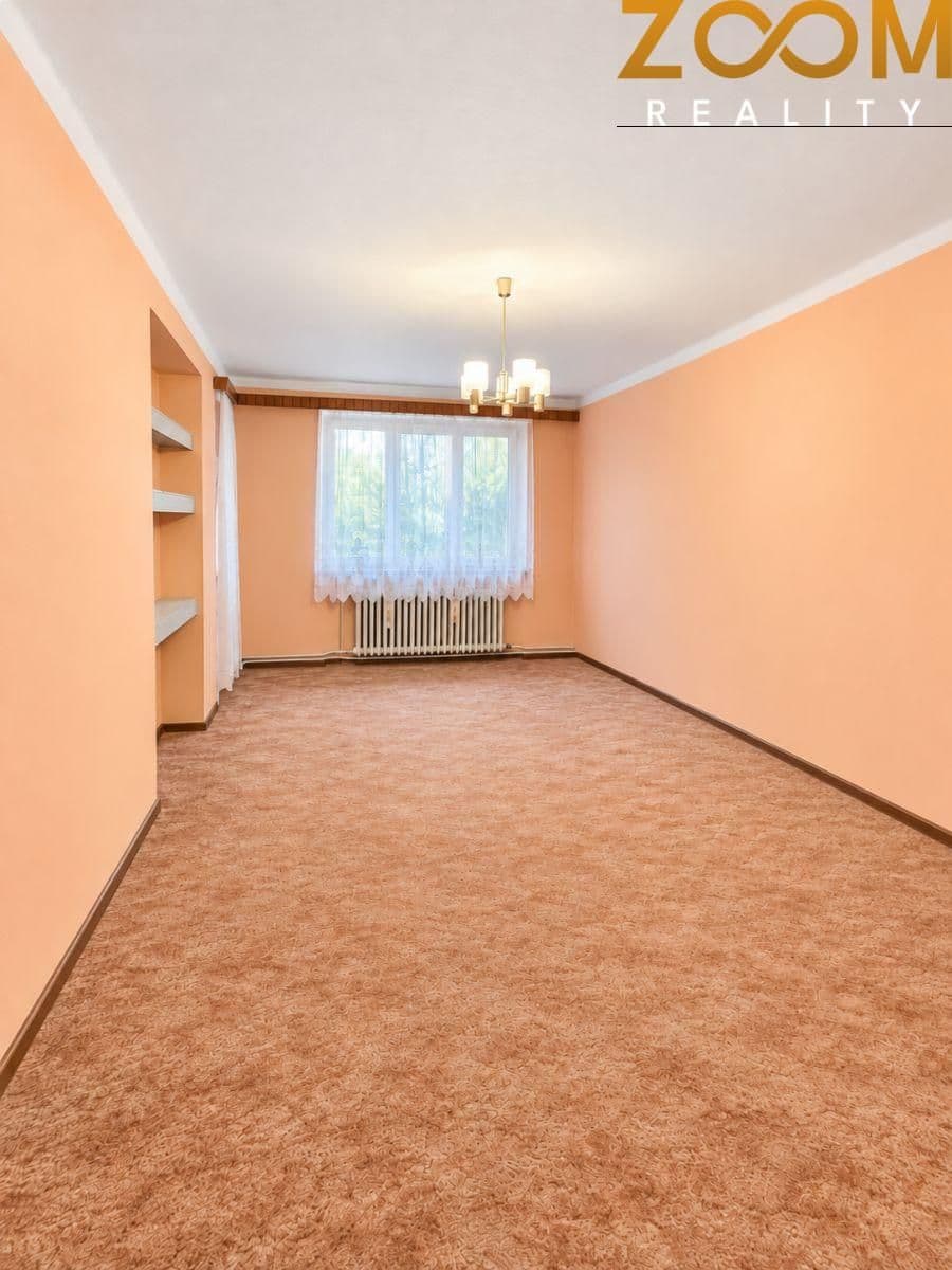 Pronájem bytu 3+1 se zasklenou lodžií u Panské zahrady, Praha 5 Stodůlky, ulice Mládí 2