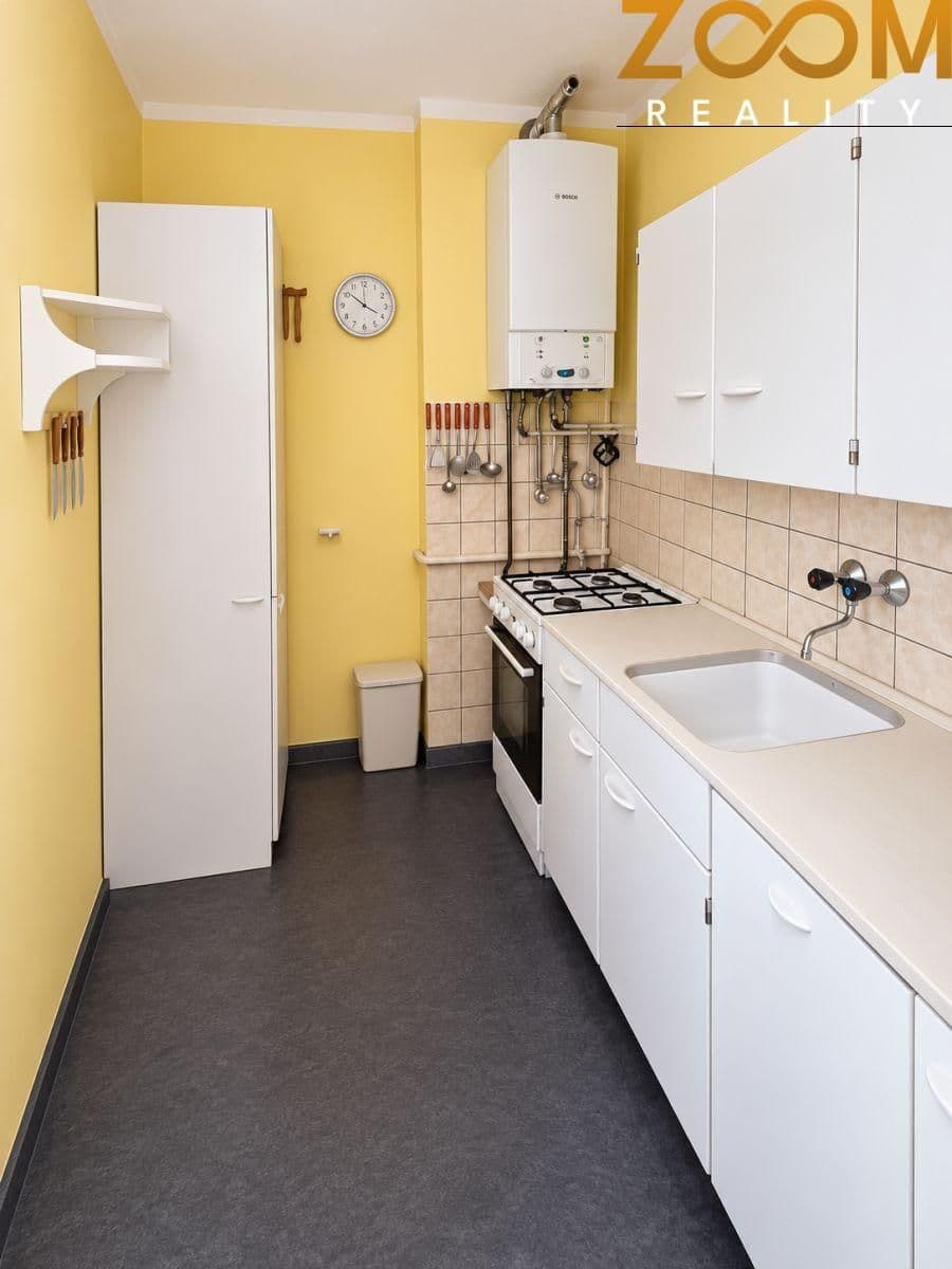 Pronájem bytu 3+1 se zasklenou lodžií u Panské zahrady, Praha 5 Stodůlky, ulice Mládí 6
