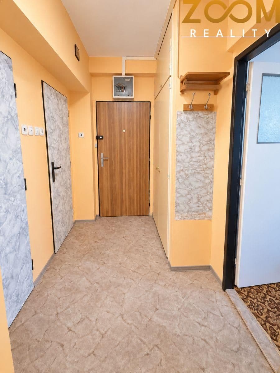 Pronájem bytu 3+1 se zasklenou lodžií u Panské zahrady, Praha 5 Stodůlky, ulice Mládí 7