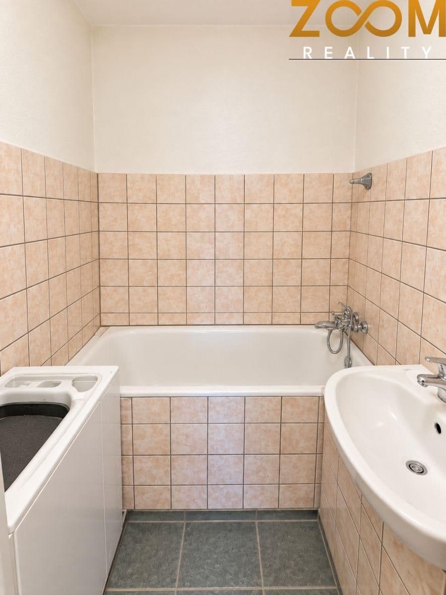 Pronájem bytu 3+1 se zasklenou lodžií u Panské zahrady, Praha 5 Stodůlky, ulice Mládí 8