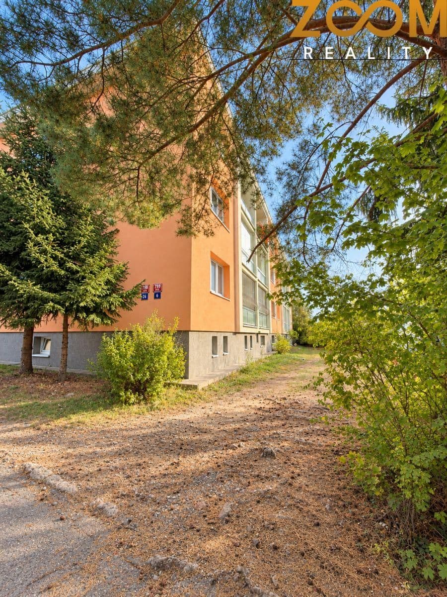 Pronájem bytu 3+1 se zasklenou lodžií u Panské zahrady, Praha 5 Stodůlky, ulice Mládí 12
